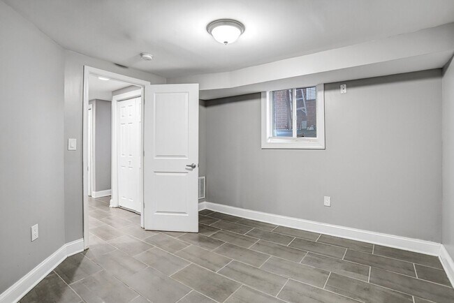Building Photo - Bright and Beautiful Benning Ridge Abode