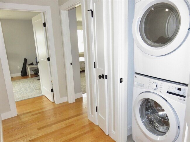 Building Photo - 32 Gale St