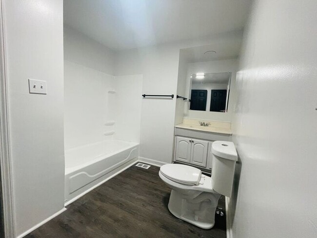 Building Photo - 902 S Cedar Ave