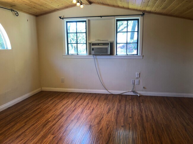 Building Photo - Country Charm In The City!