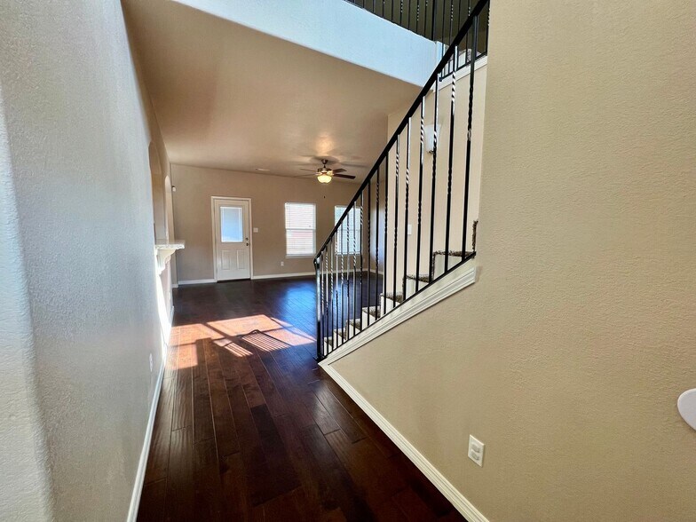 Building Photo - 615 Ridge Point Dr