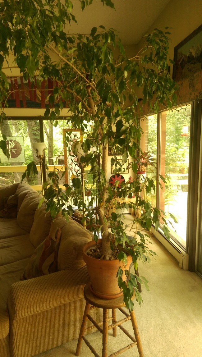 LR - 3168 Dubuque St NE