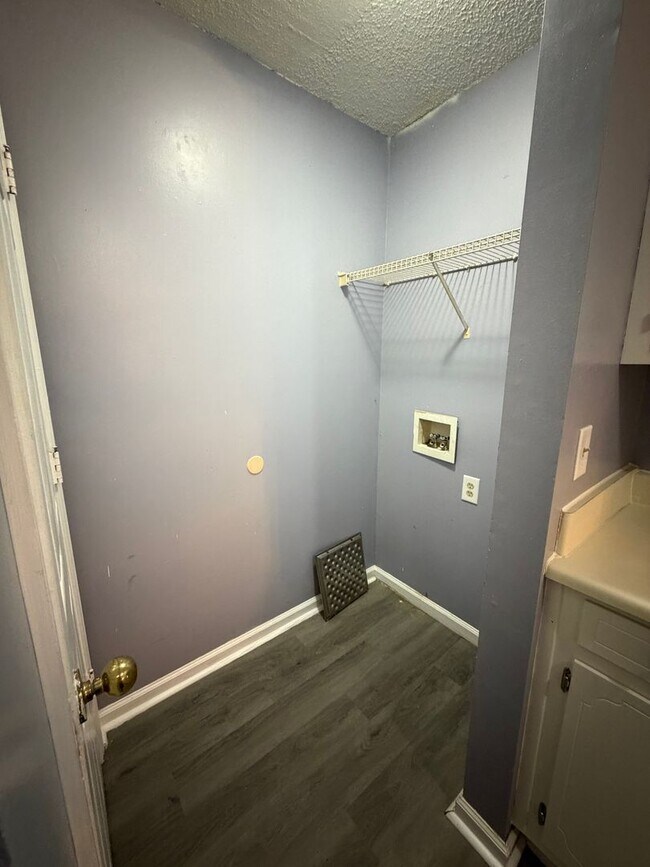 Building Photo - 3 Bd 2 Ba 1200 sq ft Townhouse