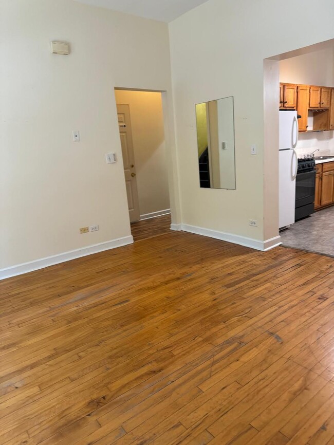 Building Photo - 2 bedroom in Chicago IL 60622