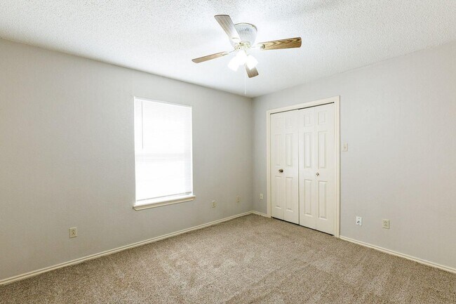 Building Photo - 6411 York Dr