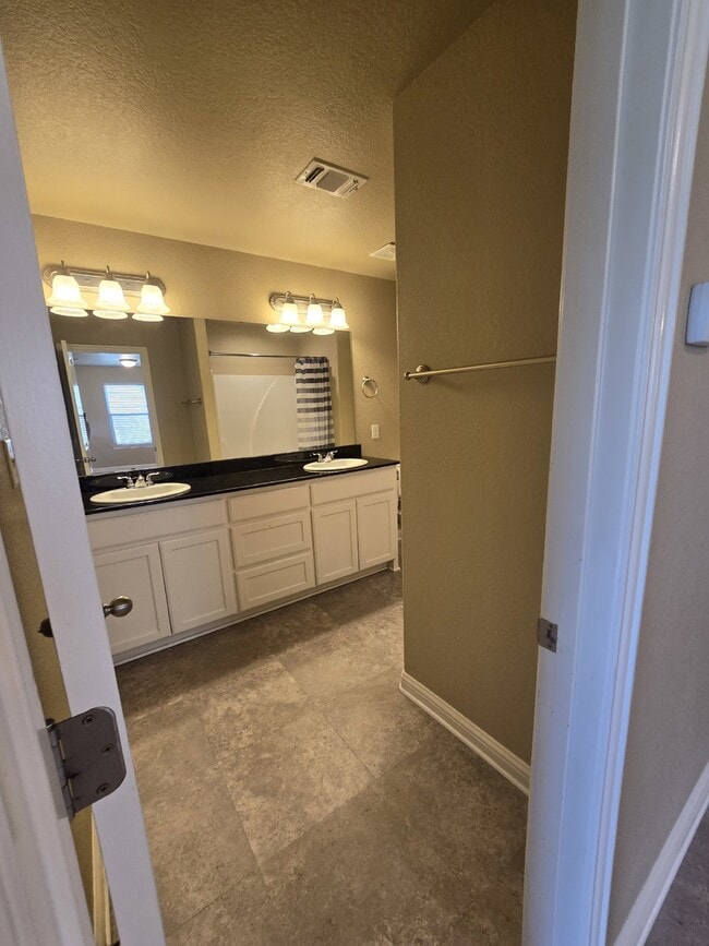 Building Photo - Spacious 3 Bedroom, 2 Bath Duplex for Rent...