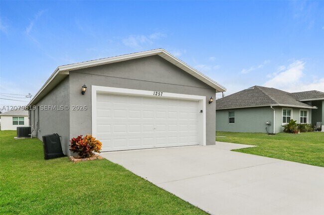 Building Photo - 1257 SW Century Ave