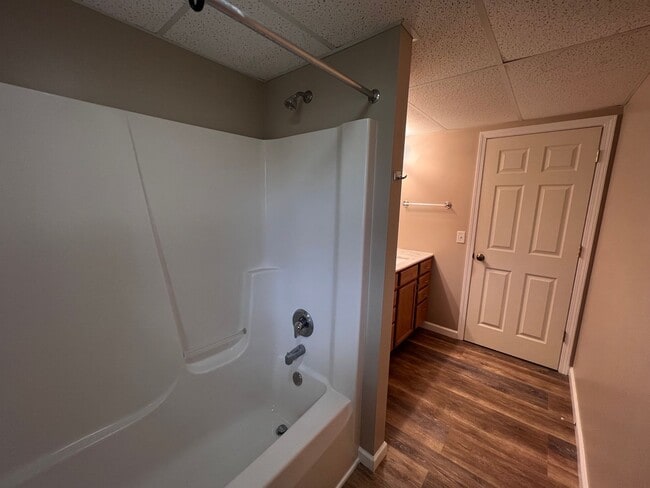 Building Photo - Spacious Split-Level Retreat Just Minutes ...