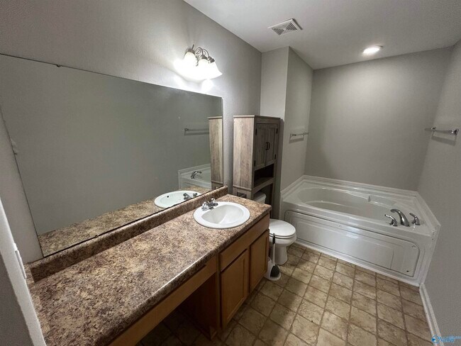 Building Photo - 3140 Lakeland Dr SW