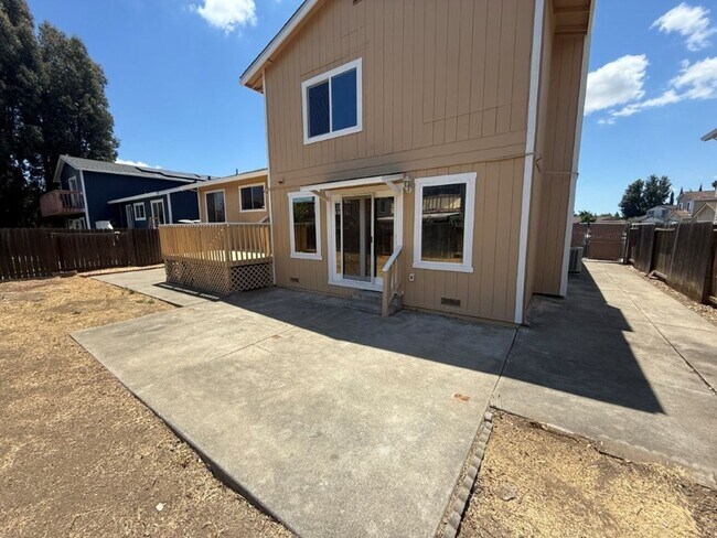 Building Photo - Rare Remodeled 5 Bedroom 2.5 Bath Tri Level in Vacaville