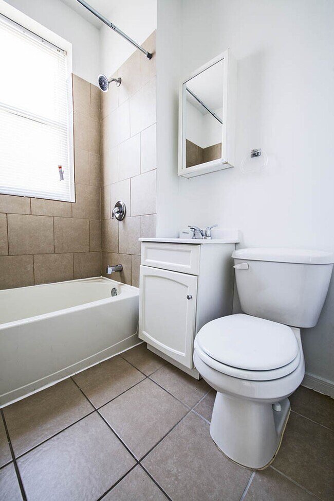 Building Photo - 7055 S St Lawrence Ave Chicago, IL 60637