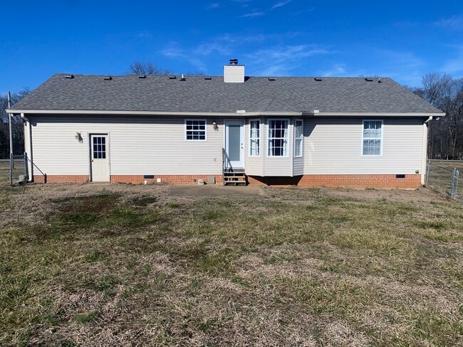 Building Photo - For Lease - 3 Bed, 2 Bath, 1232sqft Home o...