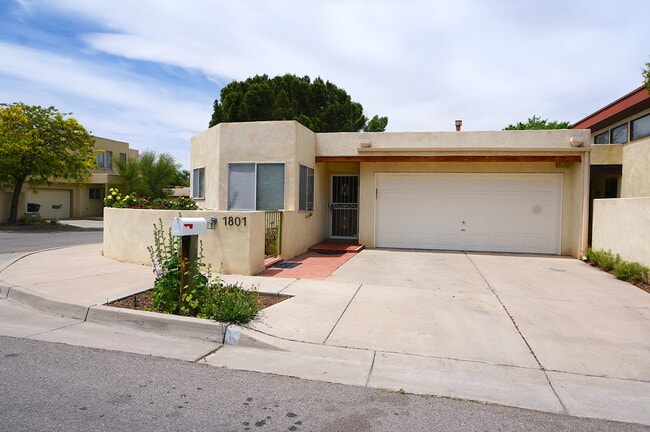 Building Photo - Move In Ready Near UNM and Nob Hill!! This won't last long!