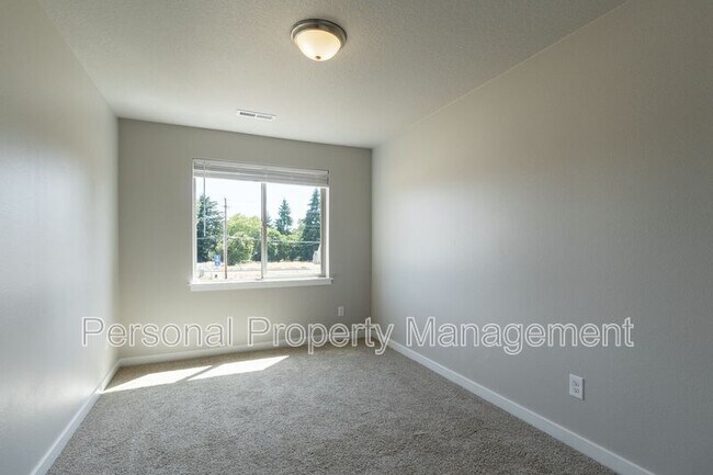 Building Photo - 8711 NE 43rd Pl