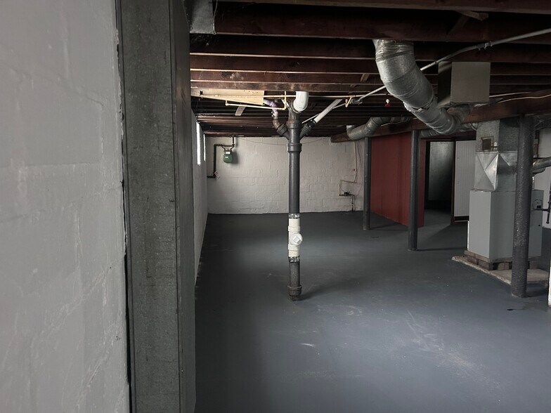 Building Photo - 9501 Rosewood Ave