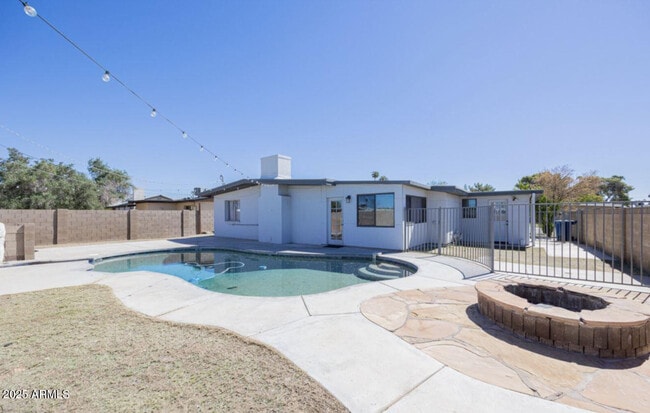 Building Photo - 1612 E Gaylon Dr
