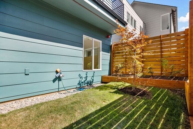 Building Photo - Fresh AIR CONDITIONED Arbor Lane Beauty!