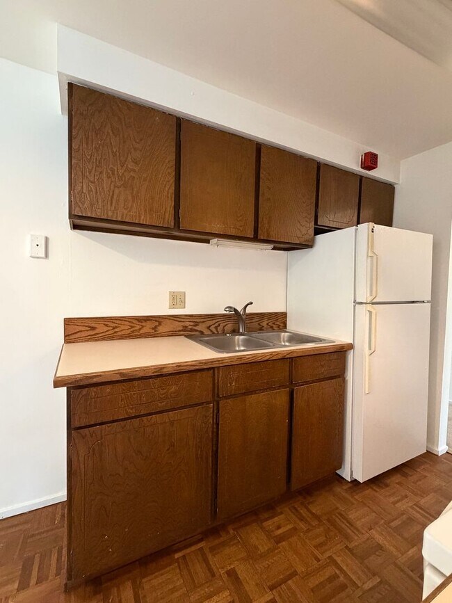 Building Photo - 1 Bed / 1 Bath Houghton condo in Kirkland $1,895/month