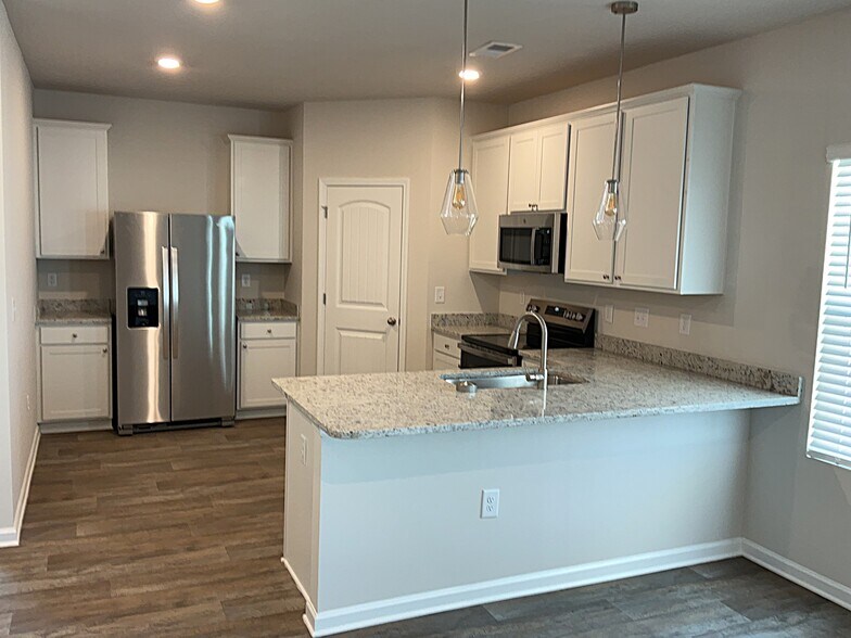 Building Photo - 3232 Emberly Dr