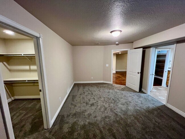 Building Photo - 5807 Zinfandel St