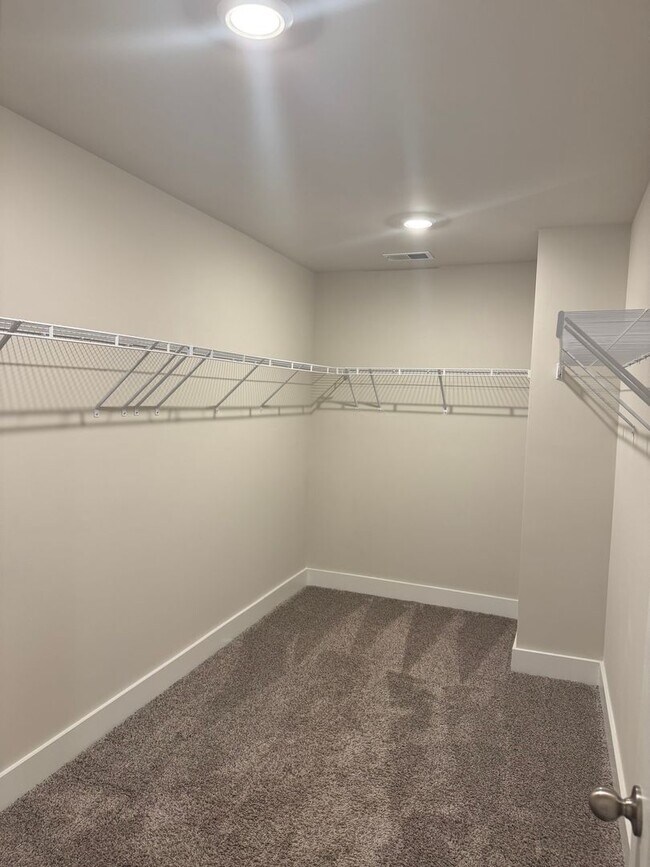 Building Photo - Great Price and location!