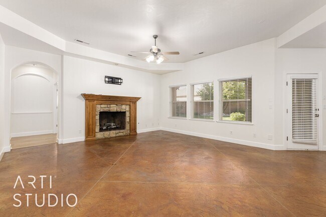 Building Photo - 4 Bedroom. 2/5 Bathroom Home in Meadow Val...