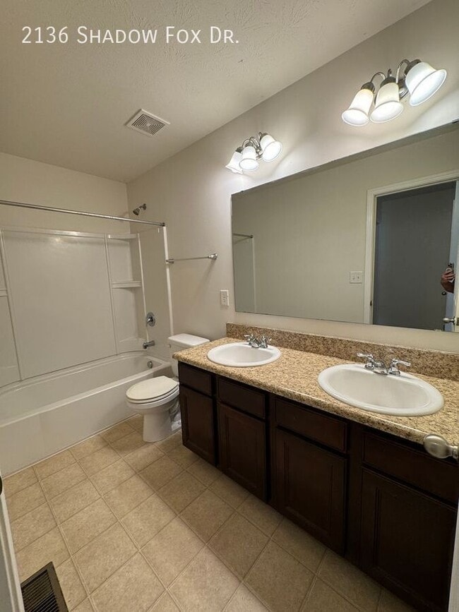 Building Photo - 2136 Shadow Fox Dr