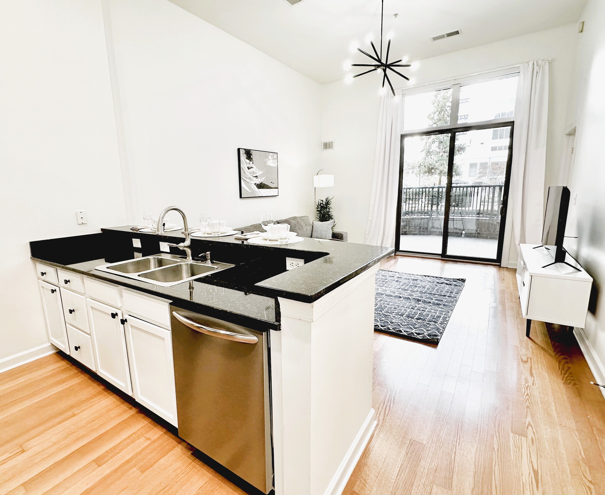 Building Photo - 718 W Trade St