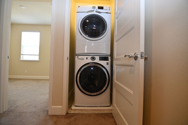 Building Photo - Tralee Village-Tri-Level Townhome, Modern ...