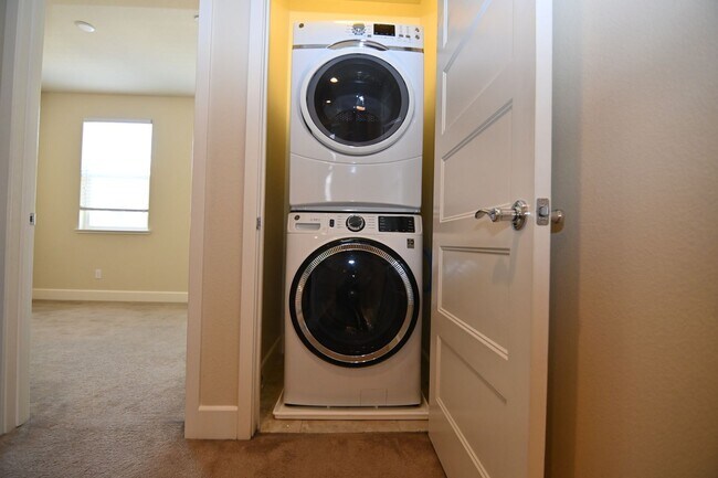 Building Photo - Tralee Village-Tri-Level Townhome, Modern Finished, Community Amenties (580 & Hopyard)