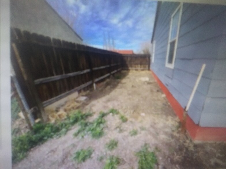 Building Photo - 630 E 6th St