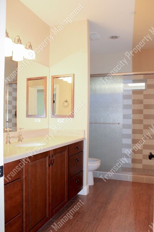 Building Photo - Spacious Custom Home Near Lindsay and McKe...