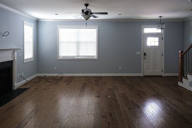 Building Photo - 3 Bedroom, 2.5 Bath in Prime Location! Law...