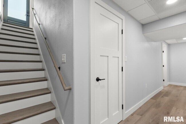 Building Photo - 1900 E Knox St