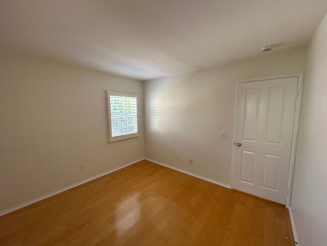 Building Photo - New! 3BD/2.5BA Two-Story Condo in Qual Hill Irvine! *MOVE-IN SPECIAL*