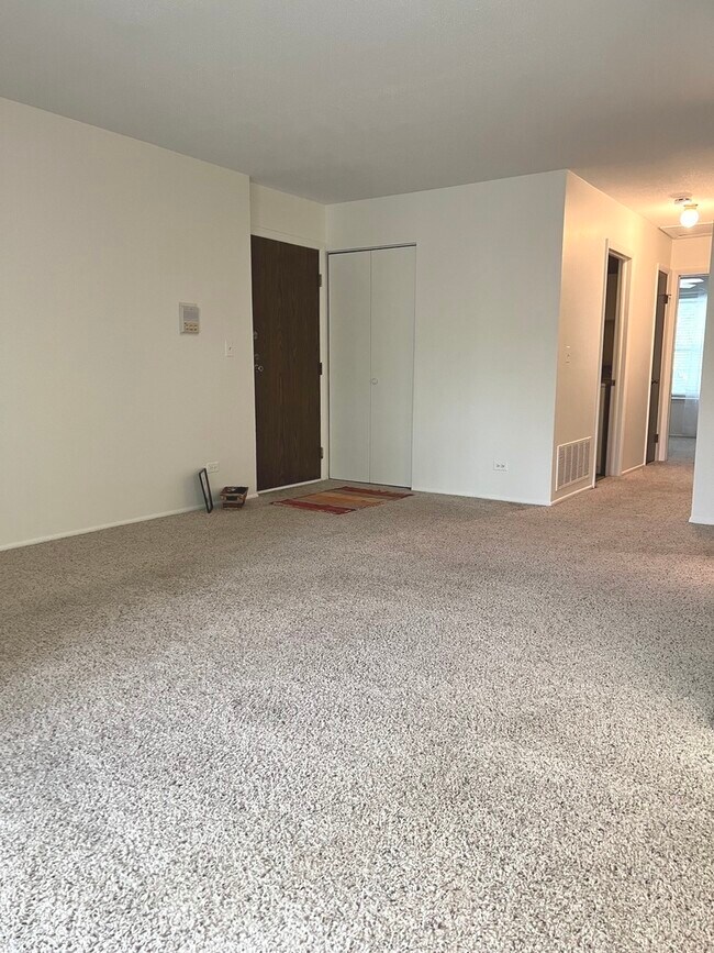 Building Photo - 225 Deerpath Ct