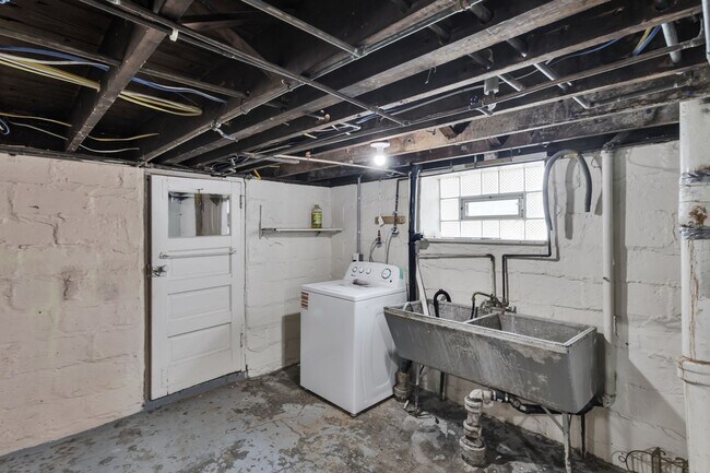 Building Photo - 1002 Fordham Ave