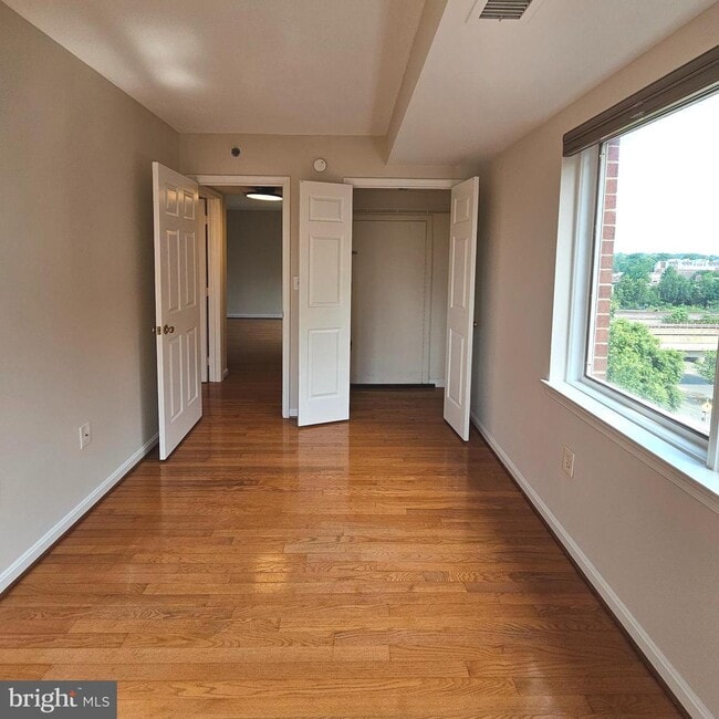 Building Photo - 505 E Braddock Rd