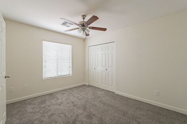 Building Photo - Large 3 bedroom 3 bathroom townhomes