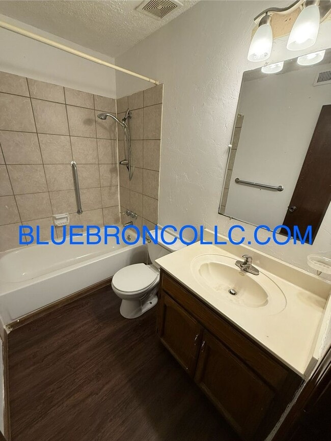 Building Photo - 717 NE Banner Dr