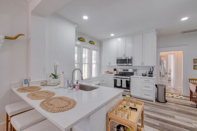 Building Photo - Top of the line remodeled 5 BED in the har...
