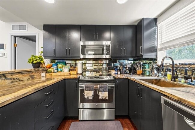 Building Photo - 2903 W Bay Ct Ave