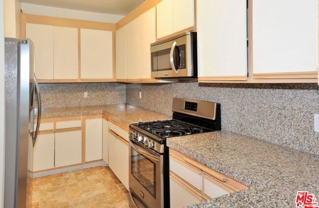 Building Photo - 2222 Beachwood Dr