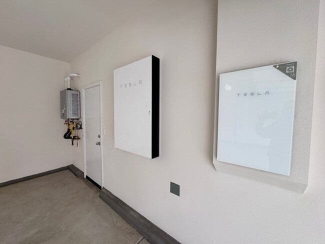 Building Photo - Welcome to Your Brand New 3 Bedroom Solar Home in the Gated Willow Springs Community of Murrieta!