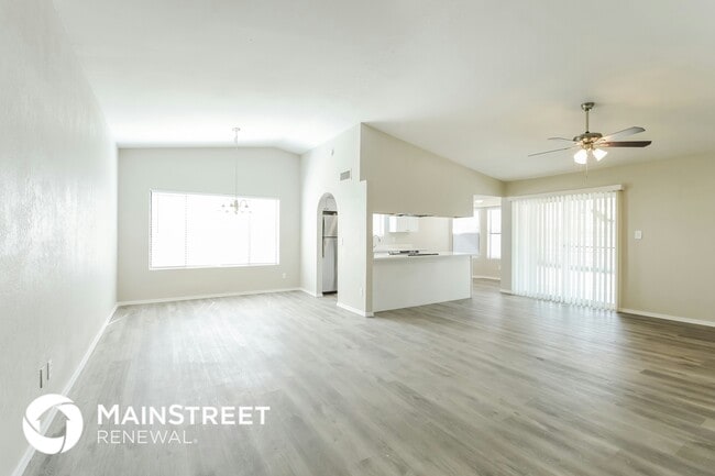 Building Photo - 5643 W Sunnyside Dr