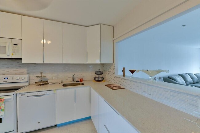 Building Photo - 2751 N Palm Aire Dr