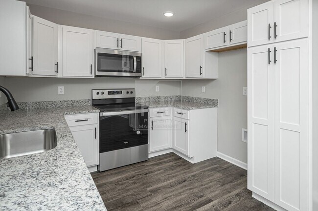 Building Photo - 390 Woodland Cir