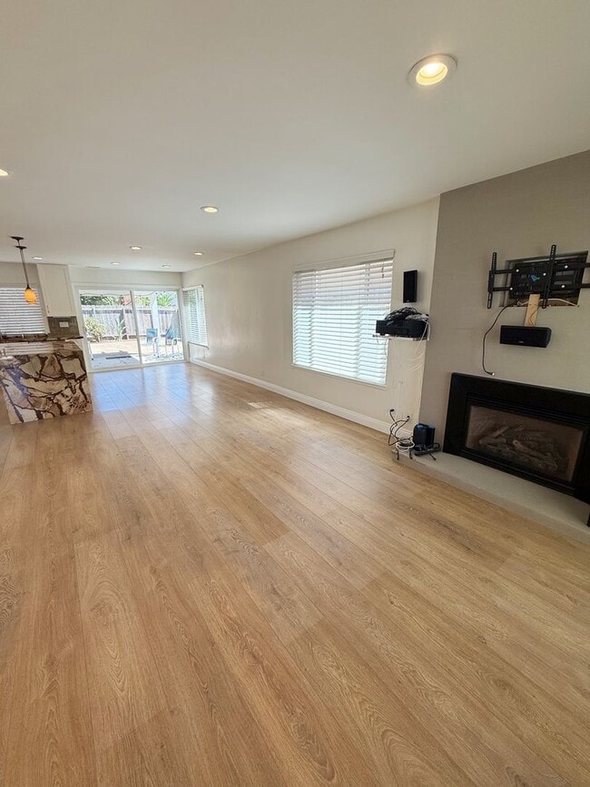 Building Photo - Beautifully Upgraded 4 Bed/2 Bath Single-L...