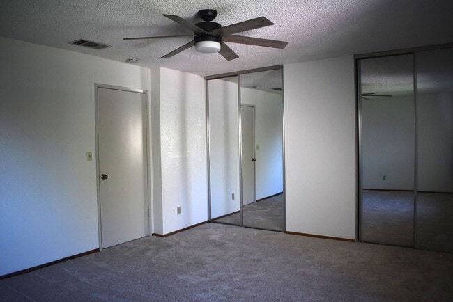 Building Photo - Freshly updated condo unit with a communit...