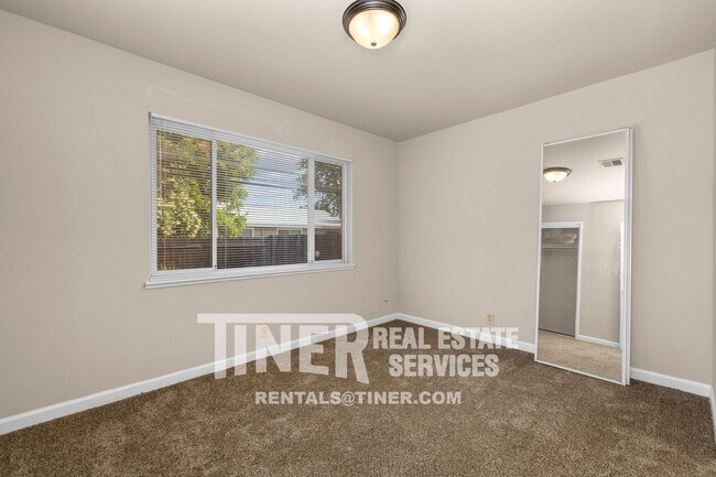 Building Photo - Sunny North Highlands Home